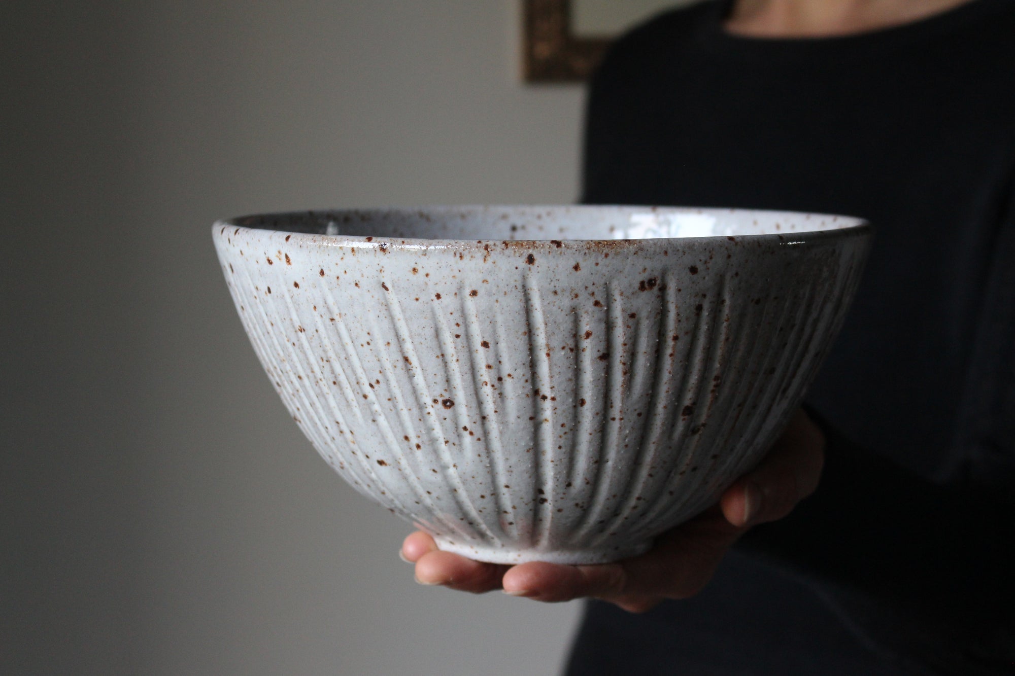 Ribbed Serving Bowl in Speckled Cream/White